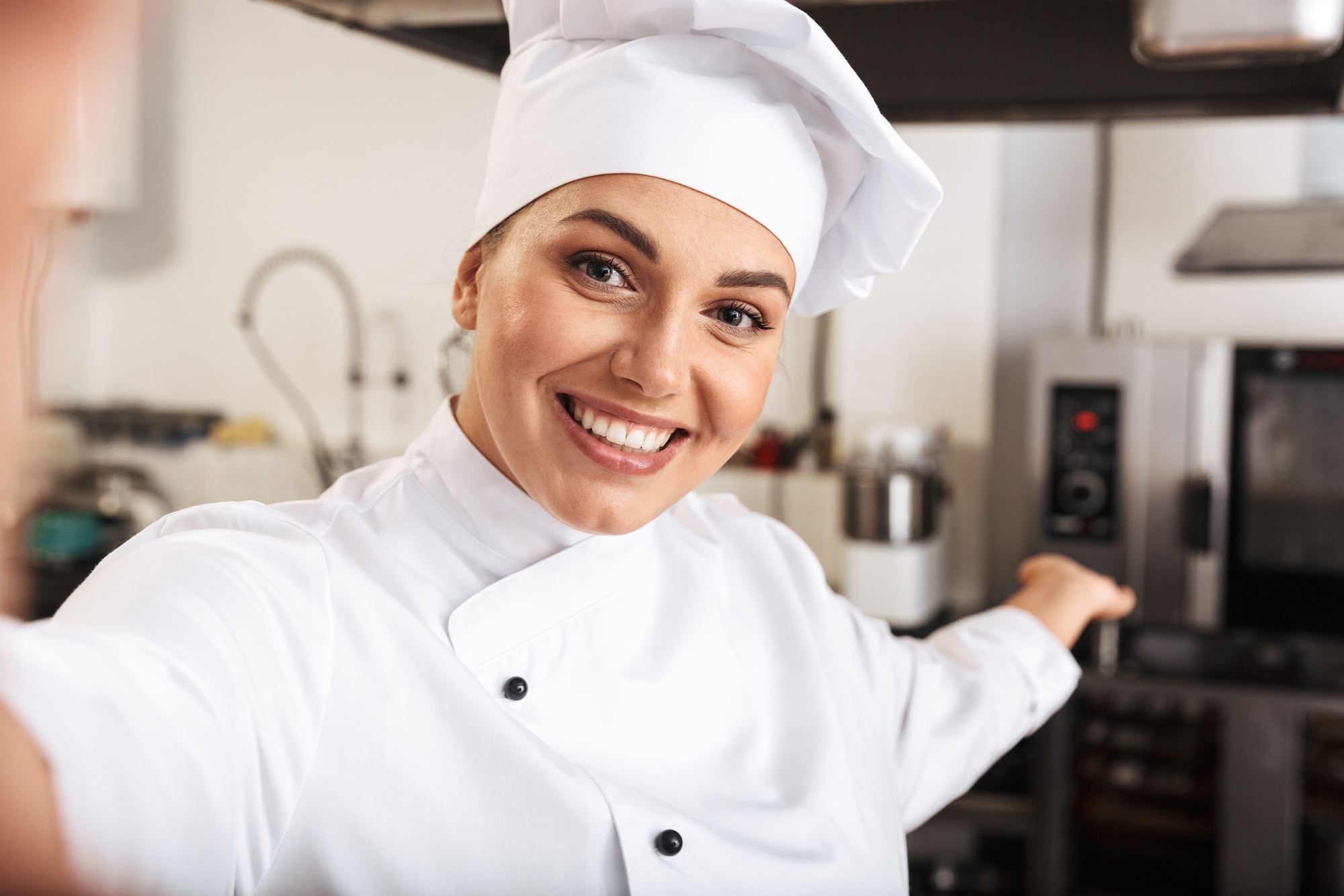 Chef che sorride durante una lezione online