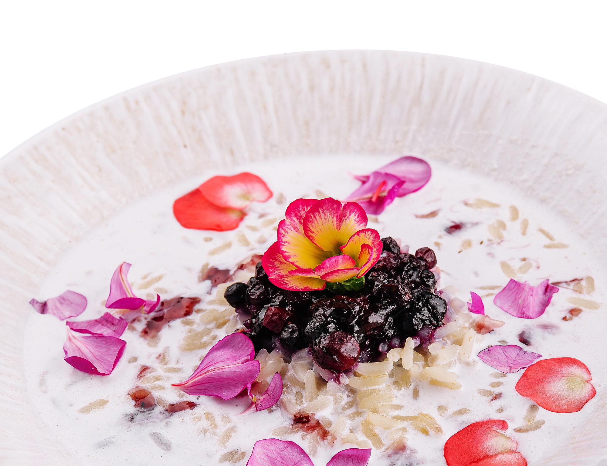 Piatto finito: risotto cremoso con fiori edibili